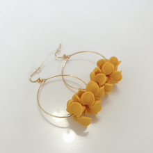 Load image into Gallery viewer, Gold plated orange Puakenkeni large hoops
